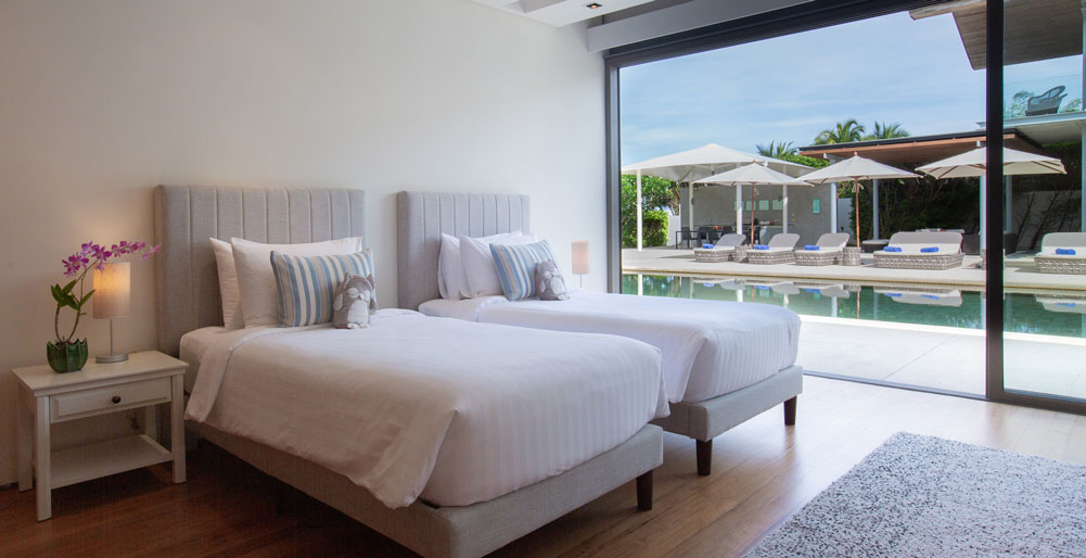 Villa Cielo - Pool view from twin bedroom
